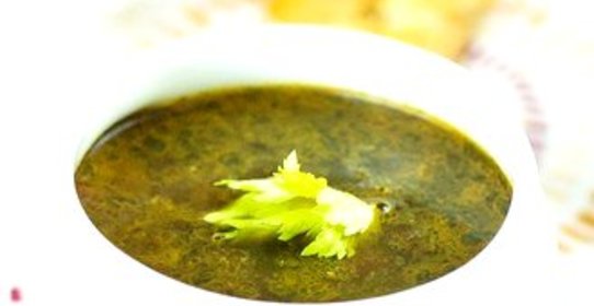 Суп из черной фасоли с перцами чипотле и кремом-фреш с жареными семенами кумина