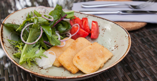 Салат с жареным сыром