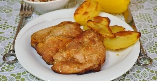 Свинина, запеченная с картофелем