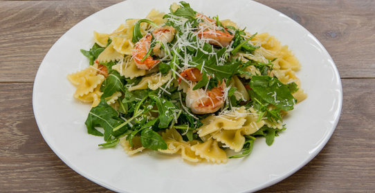 Фарфалле с креветками и рукколой