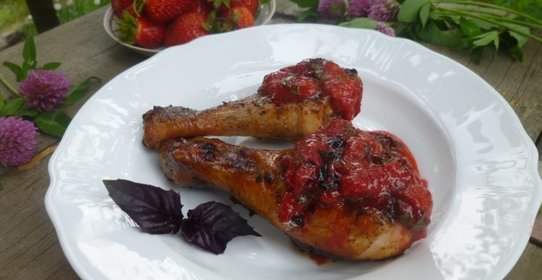 Шашлык из курицы с клубнично-базиликовым соусом