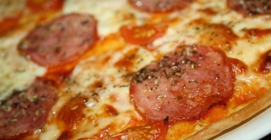 Пицца Сальчичон с помидорами черри и моцареллой