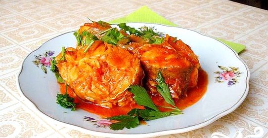 Хек в томатном соусе