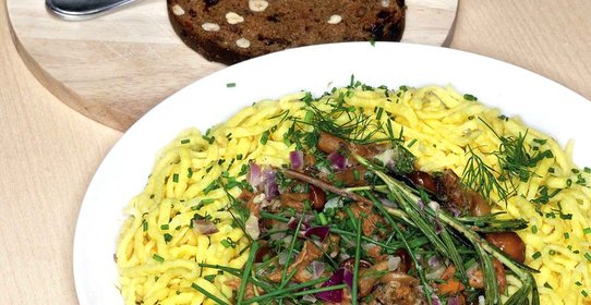 Пшеничные клецки с тушеными грибами и розмарином