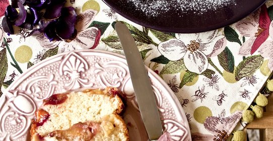 Пирог с карамелизированными сливами