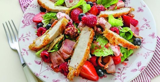 Салат с курицей, ягодами и орехами