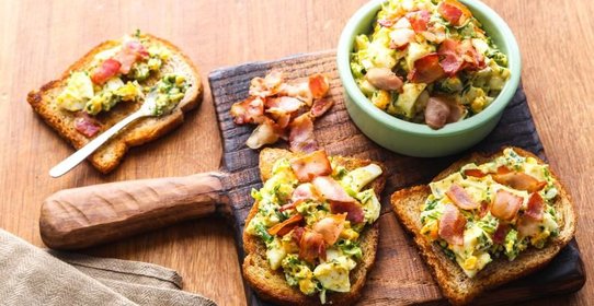 Яичный салат с беконом