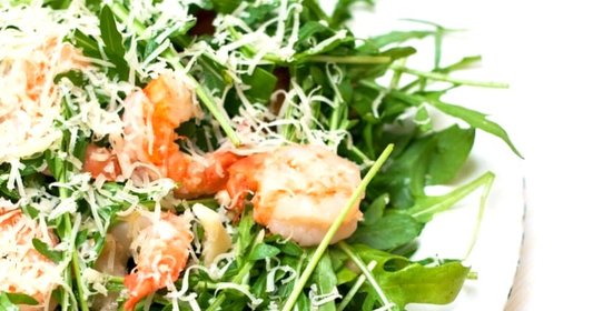 Руккола с креветками и авокадо