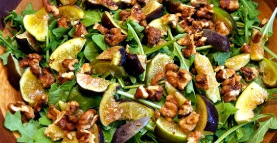 Салат с инжиром, прошутто и козьим сыром