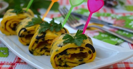 Рулет-омлет с маслинами в духовке