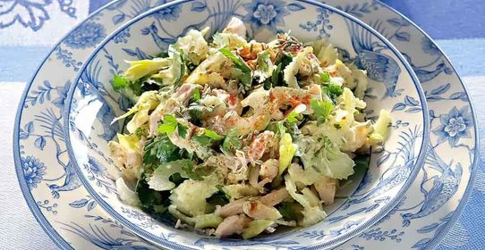 Куриный салат с соусом карри