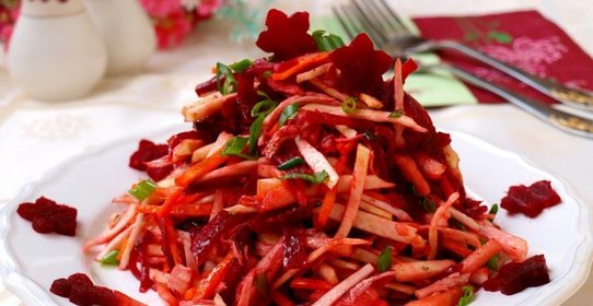 Салат с курицей, свеклой, морковью и сельдереем