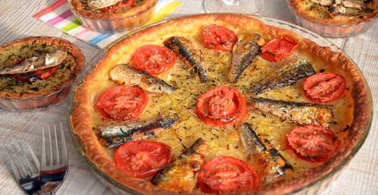 Открытый пирог с луком, сардинами и помидорами