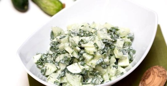 Салат из огурцов и зелени
