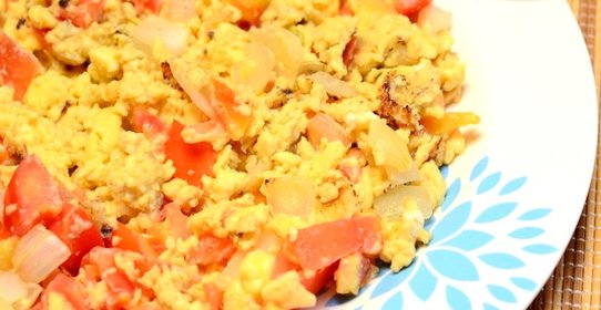 Яичница-болтунья с помидорами