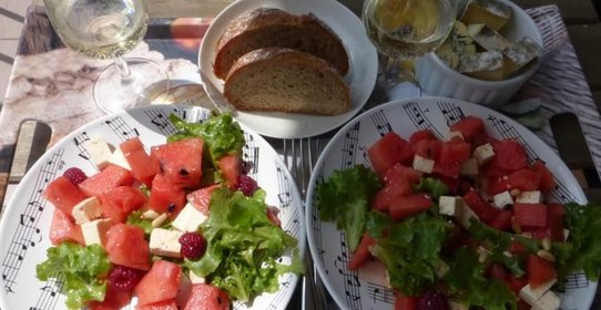 Салат с арбузом и малиной