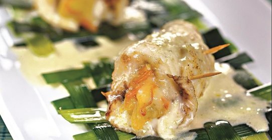 Рулеты из камбалы на циновке из порея