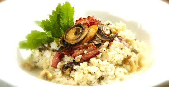 Плов с копченой макрелью и грибами