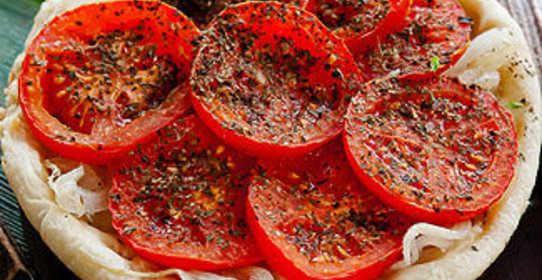 Греческий пирог с луком и помидорами в мультиварке