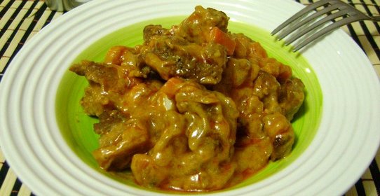 Говядина в сметанно-томатном соусе