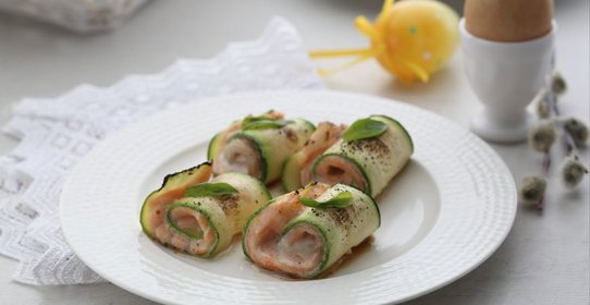 Рулетики из лосося с кабачком