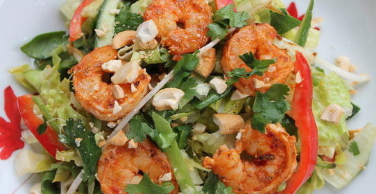 Салат с креветками и кунжутом