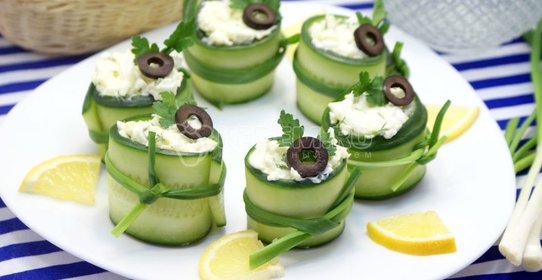 Рулетики из огурца с салатом