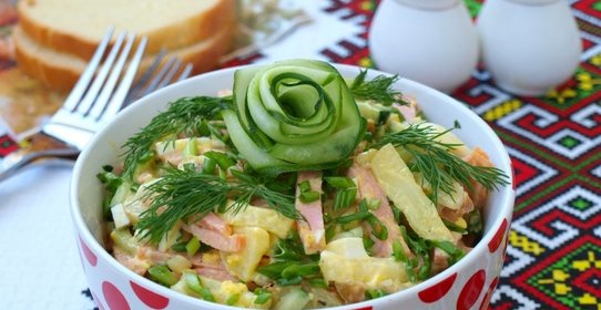 Салат с колбасой, картофелем и свежим огурцом