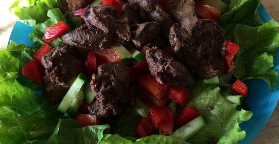 Салат с теплой печенью под бальзамическим соусом