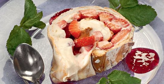 Меренговый рулет с клубникой