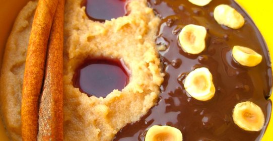 Манная каша с фундуком, темным шоколадом и клюквенно-гранатовым соусом