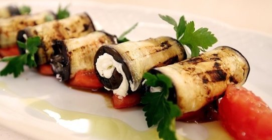 Рулетики из обжаренных баклажанов с творожным сыром