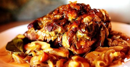 Свинина с яблоками, луком и диким рисом