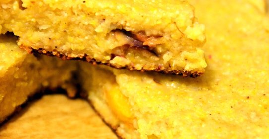 Пирог из кукурузной крупы с бананом и персиком