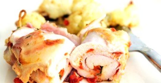 Куриные рулеты с жареными перцами, прошутто и моцареллой