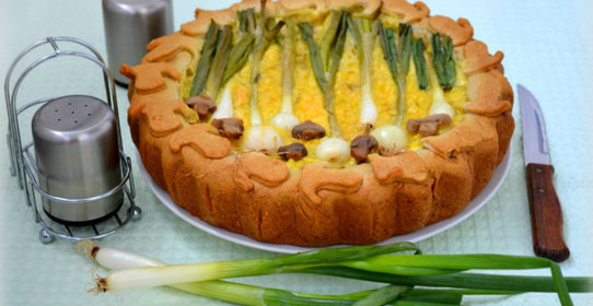 Пирог с молодым луком и грибами