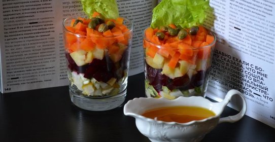 Винегрет в стакане с маринованными боровиками