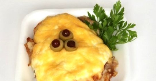 Отбивные с ананасами и сыром
