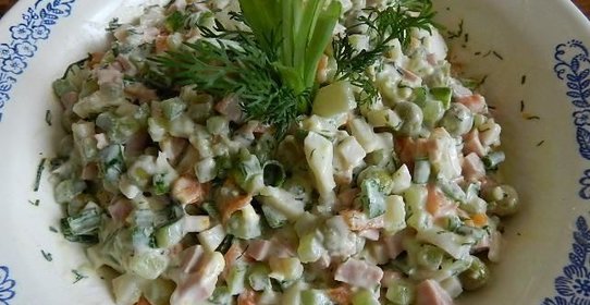 Салат Оливье с колбасой