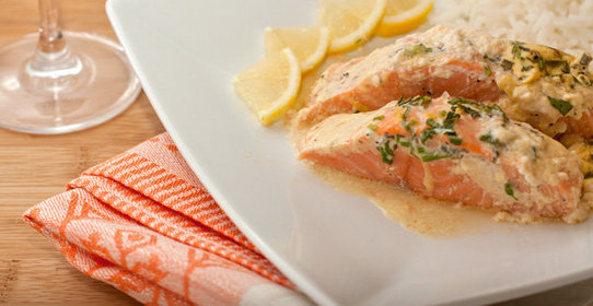 Лосось запеченный под соусом из трав