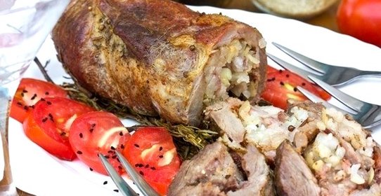 Мясной рулет с салом, запечённый на веточках розмарина