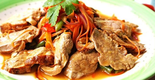 Овощное соте с утиной грудкой в апельсиновом соусе