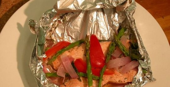 Кижуч, запеченный с овощами