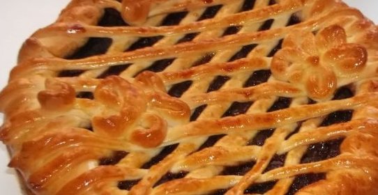 Пирог на дрожжах с вареньем