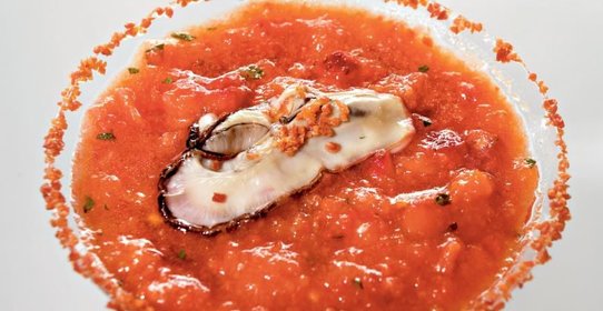 Клубничный гаспачо с устрицей и пылью из хамона