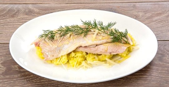 Форель, запеченная в бумаге, с картофелем