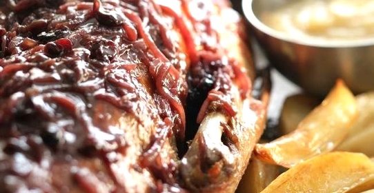 Гусь с соусом из портвейна и яблочным пюре