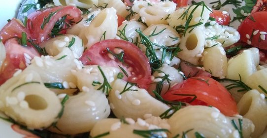 Салат с курицей, сельдереем и яблоком