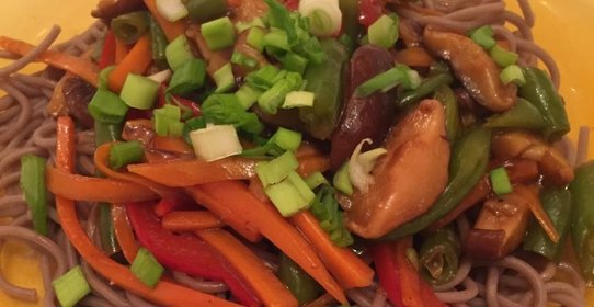 Соба с грибами и овощами