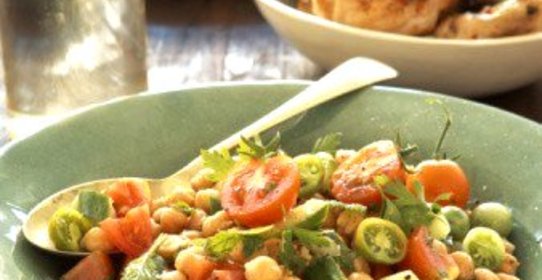 Салат с нутом, помидорами и мятой